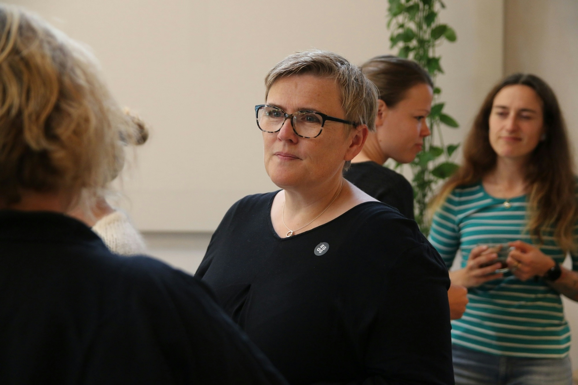 Elisabeth, EGGS Trondheim's leader, facing a colleague in conversation. Photo.