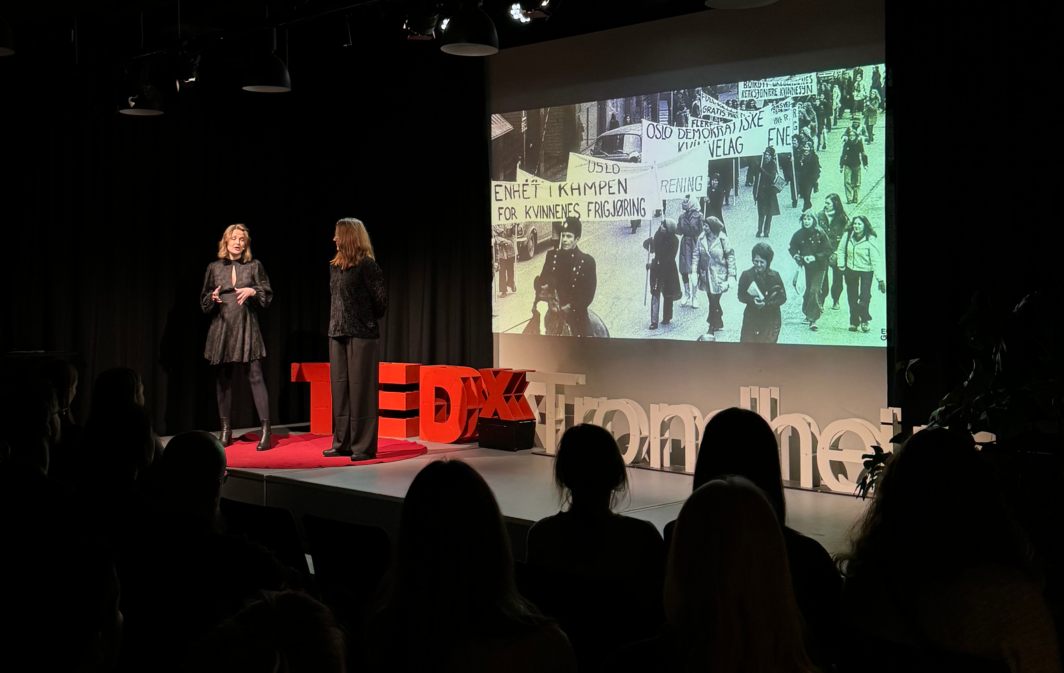 Designers Hanne and Maren standing on TEDx Trondheim's stage. Photo.