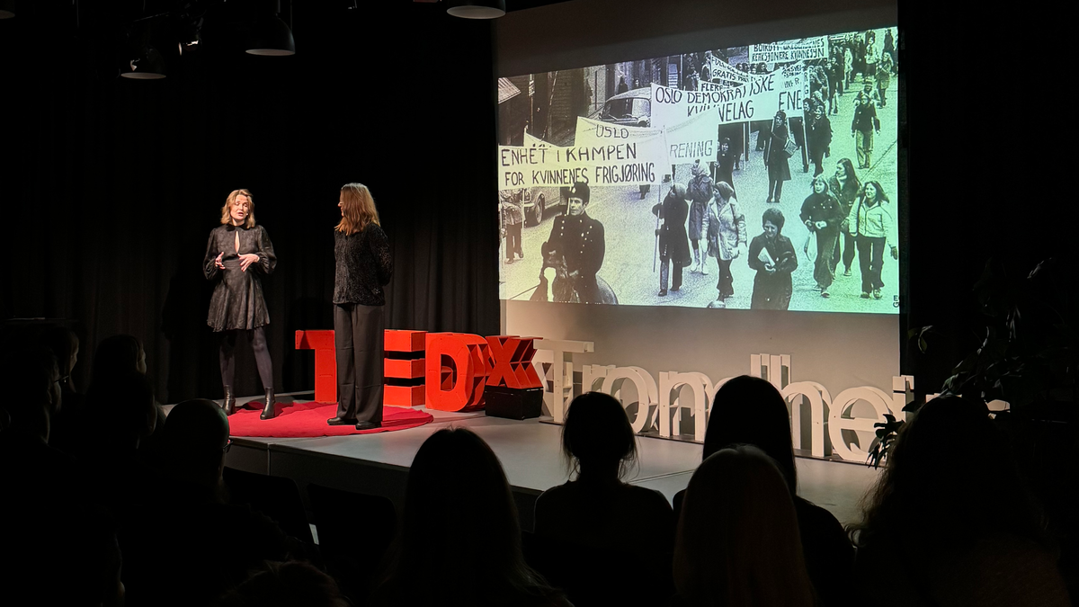 Designers Hanne and Maren standing on TEDx Trondheim's stage. Photo.